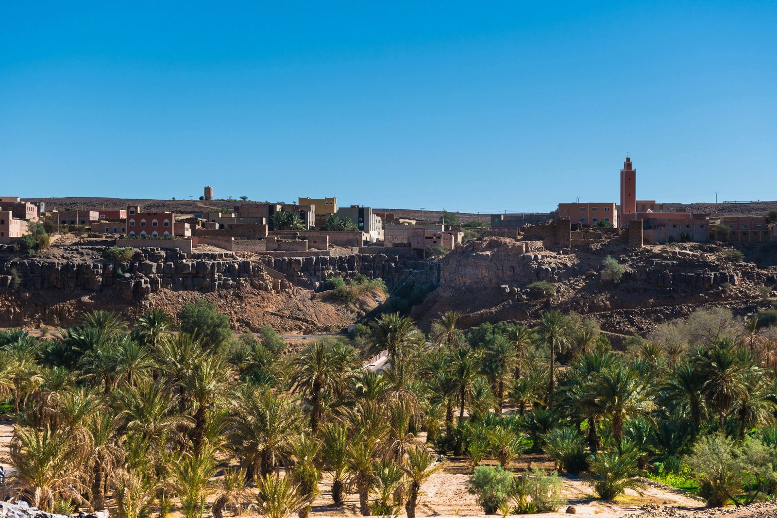 مناظر عمانية صحراوية وقت الغروب تمثل التراث ورؤية المستقبل